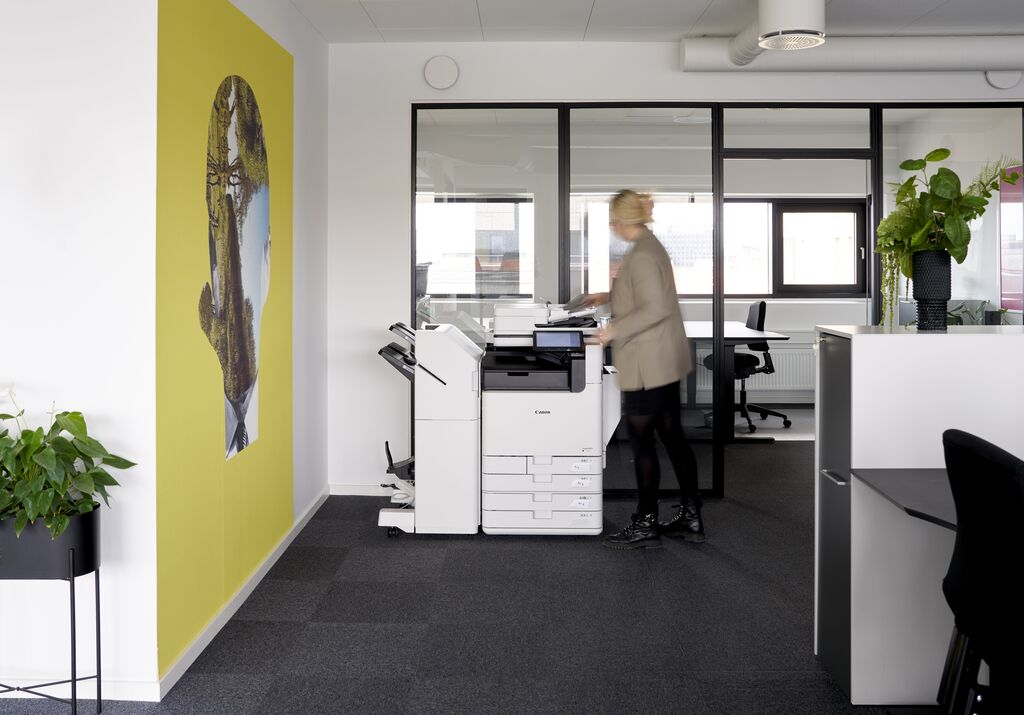 Kollegaer taler sammen over kaffe i kontormiljø med professionel kaffeløsning til erhverv