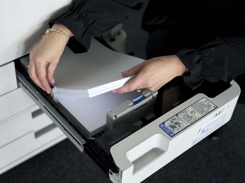 Line Kaiser sælger Papir og Tilbehør