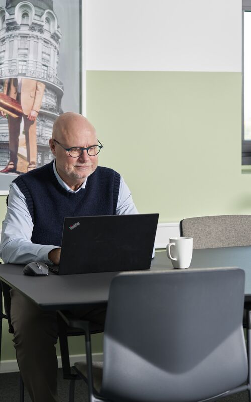 Medarbejder arbejder digitalt med POWER PDF til dokumenthåndtering i moderne kontormiljø