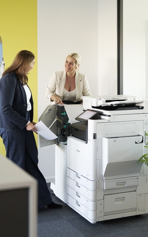 Canon kontorprinter i brug som del af effektiv og moderne arbejdsplads
