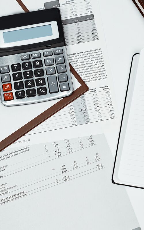 Fakturahåndtering og administration af økonomiske dokumenter i professionelt kontormiljø