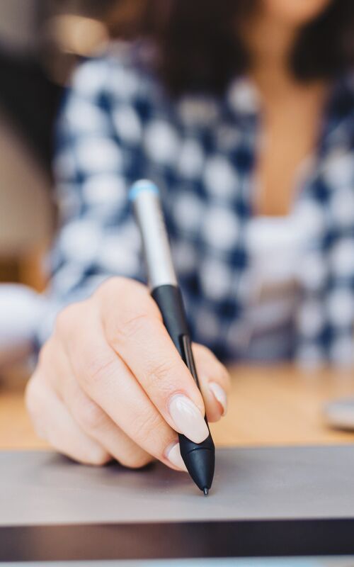 Digital e-signatur og godkendelse af dokumenter på tablet i professionelt arbejdsmiljø