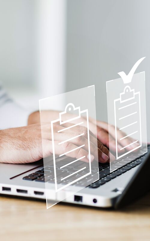 Digital dokumenthåndtering og godkendelse af filer på laptop i professionelt arbejdsmiljø