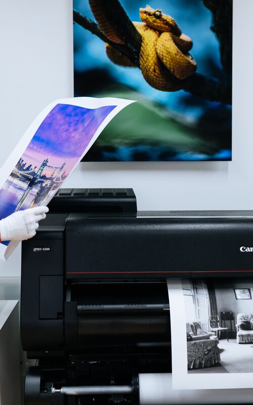 Professionelt fotoprint produceret på Canon storformatprinter i kreativt arbejdsmiljø